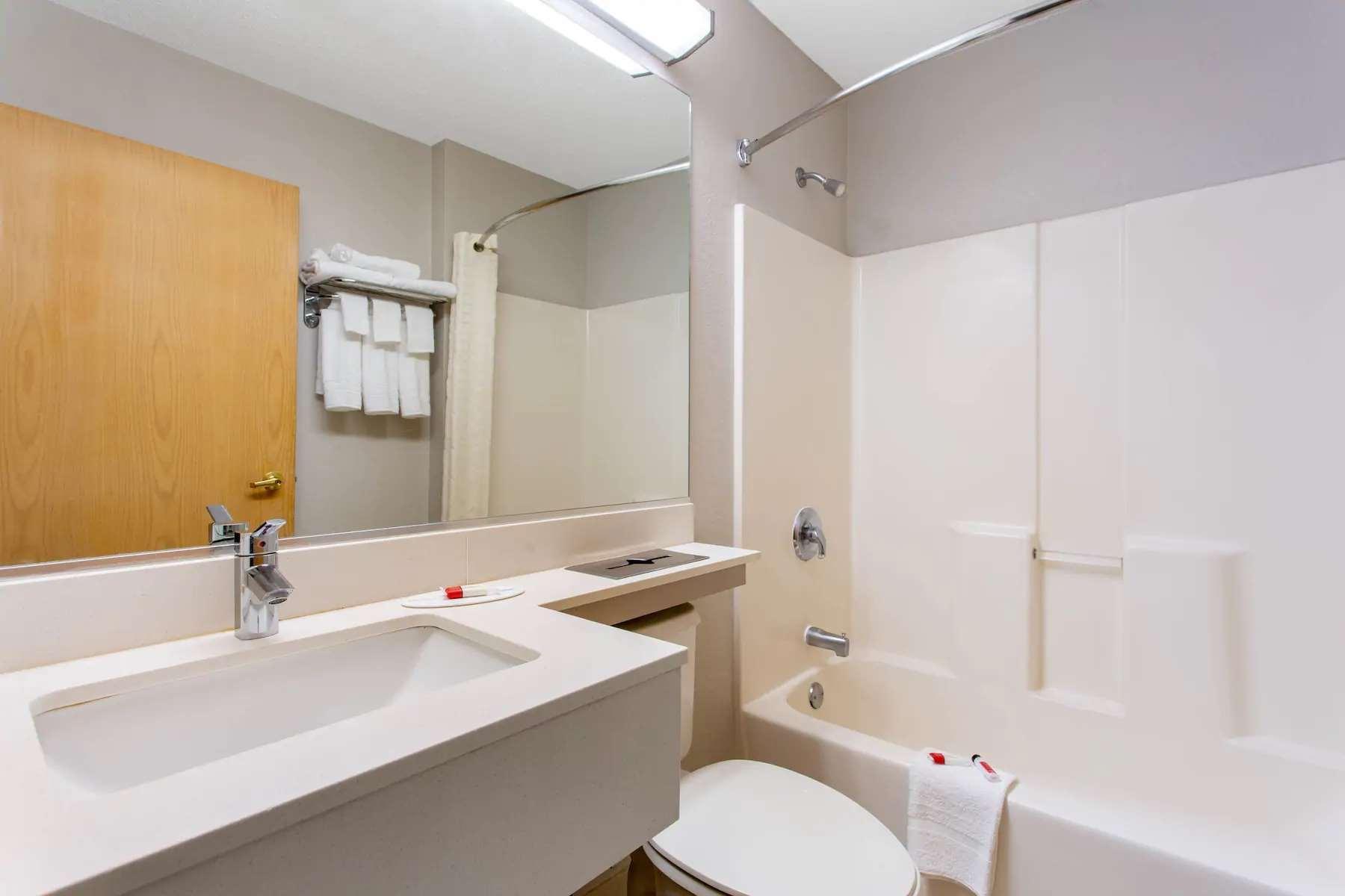 Microtel Inn & Suites By Wyndham Philadelphia Airport Exteriör bild